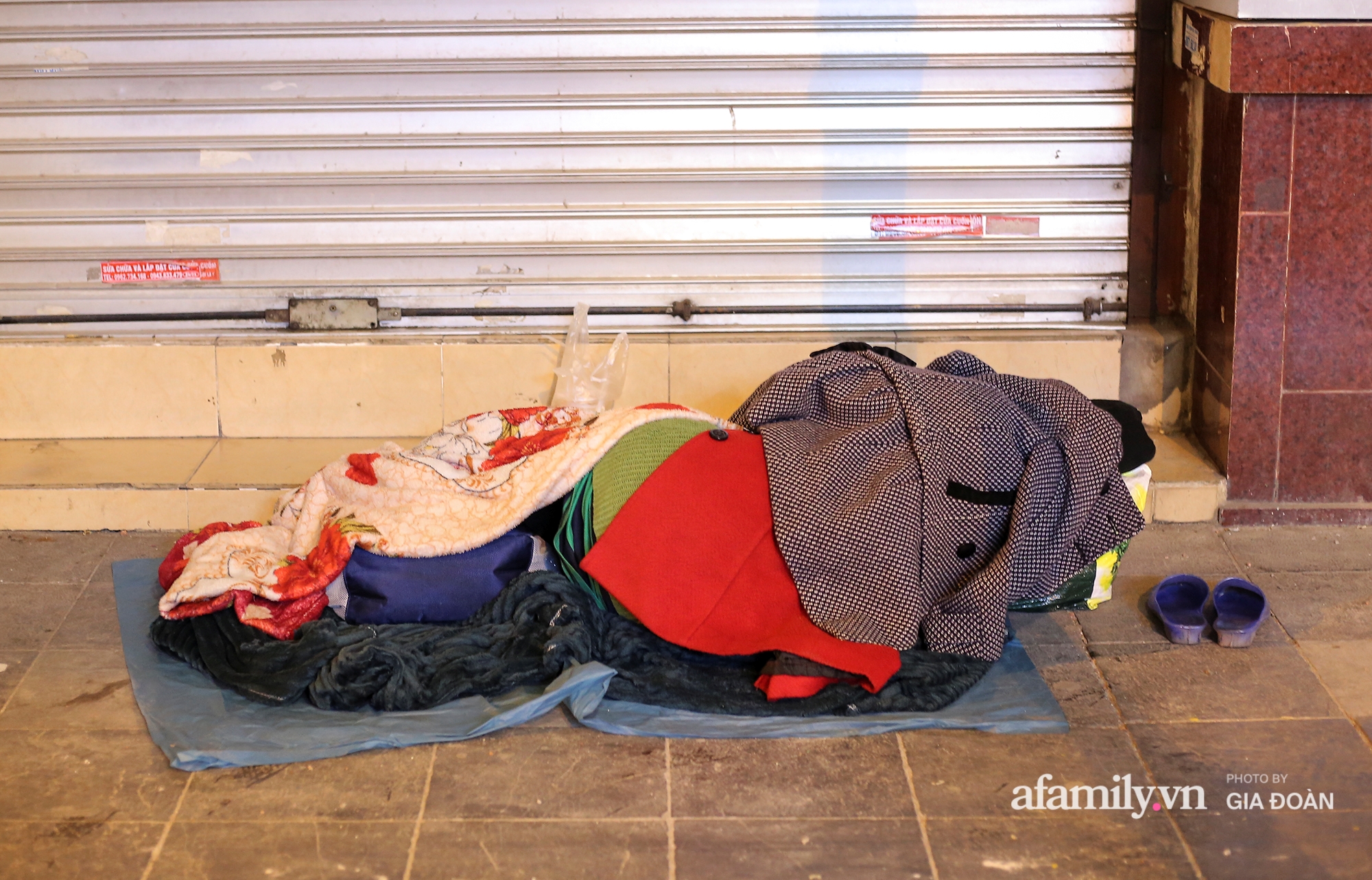 Người vô gia cư trong cái lạnh tê tái của Hà Nội: “Người ta có nhà để về, có con cháu quây quần, tôi mấy chục năm lang thang ngoài đường rồi cũng quen” - Ảnh 5.