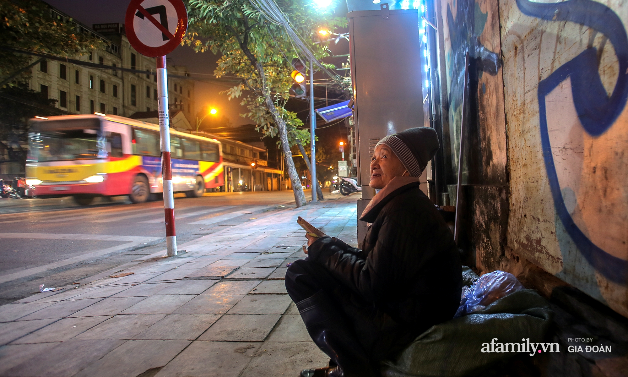 Người vô gia cư trong cái lạnh tê tái của Hà Nội: “Người ta có nhà để về, có con cháu quây quần, tôi mấy chục năm lang thang ngoài đường rồi cũng quen” - Ảnh 2.