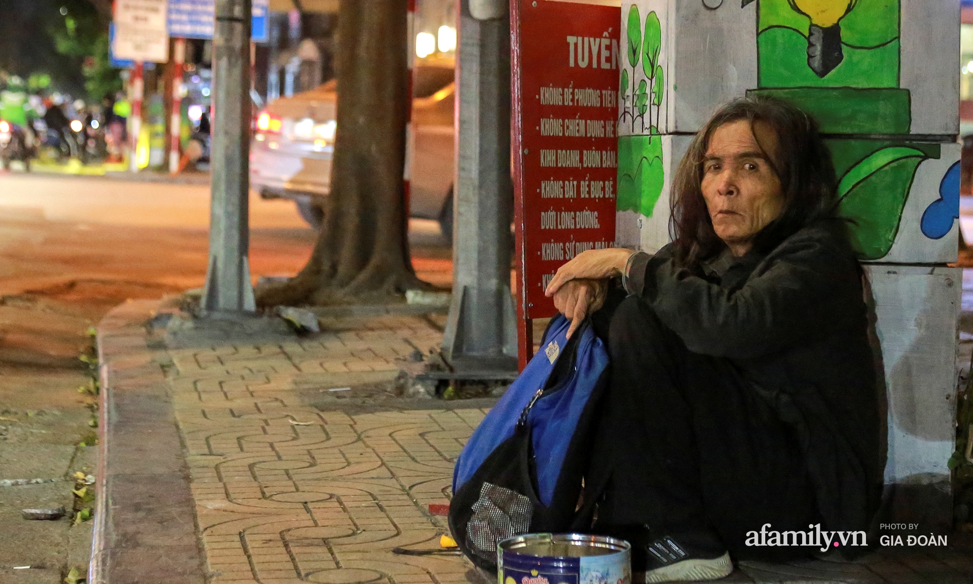 Người vô gia cư trong cái lạnh tê tái của Hà Nội: “Người ta có nhà để về, có con cháu quây quần, tôi mấy chục năm lang thang ngoài đường rồi cũng quen” - Ảnh 9.
