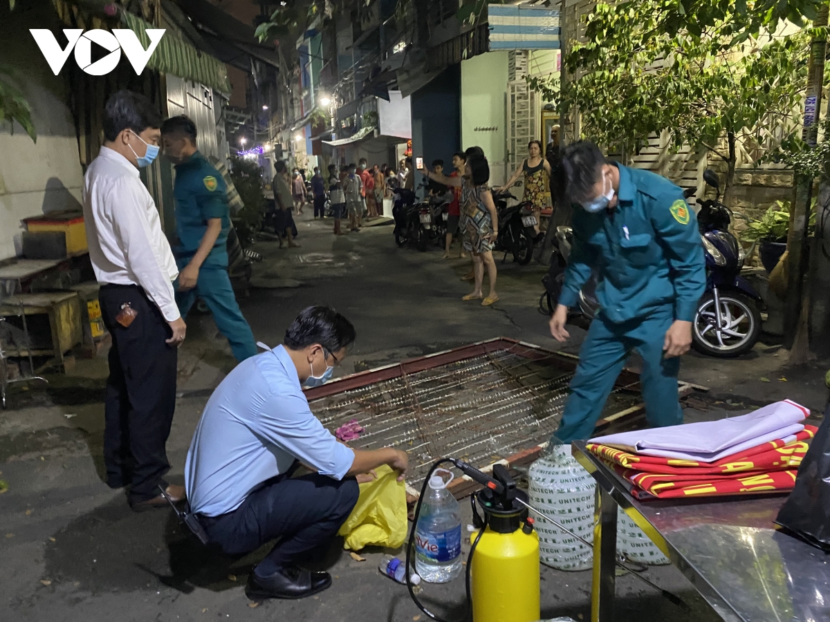 TP.HCM gỡ phong tỏa các khu vực được cách ly do Covid-19 - Ảnh 3. TP.HCM gỡ phong tỏa các khu vực được cách ly do Covid-19 - Ảnh 3.