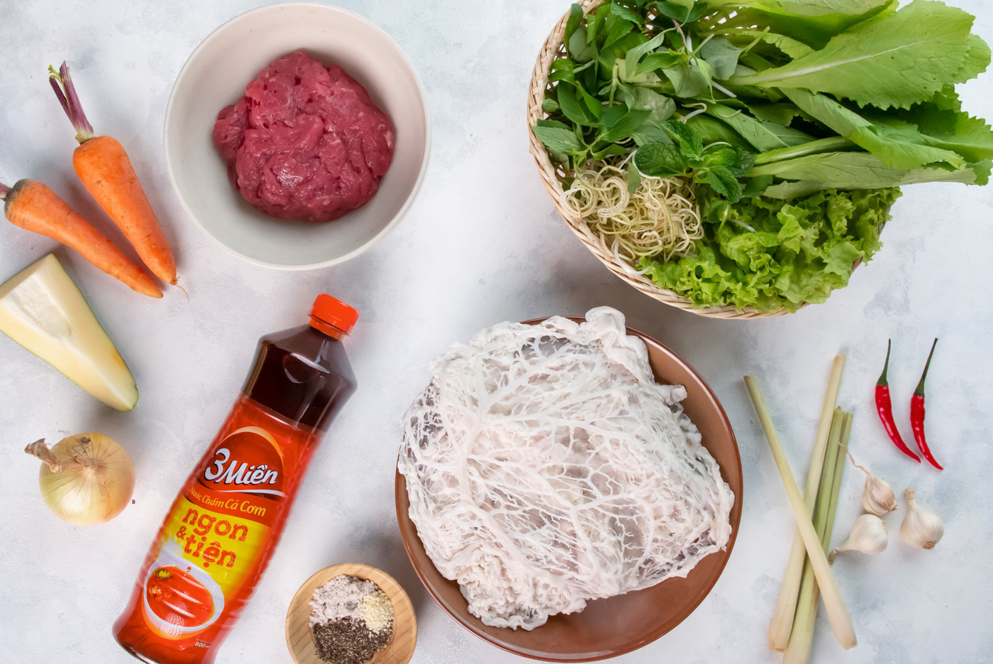 Vợ đảm chia sẻ món bò nướng mỡ chài từ công thức của Helen’s Recipes, nhìn thành quả là biết ngay anh chồng “số hưởng - Ảnh 2.