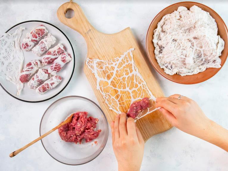 Vợ đảm chia sẻ món bò nướng mỡ chài từ công thức của Helen’s Recipes, nhìn thành quả là biết ngay anh chồng “số hưởng - Ảnh 3.
