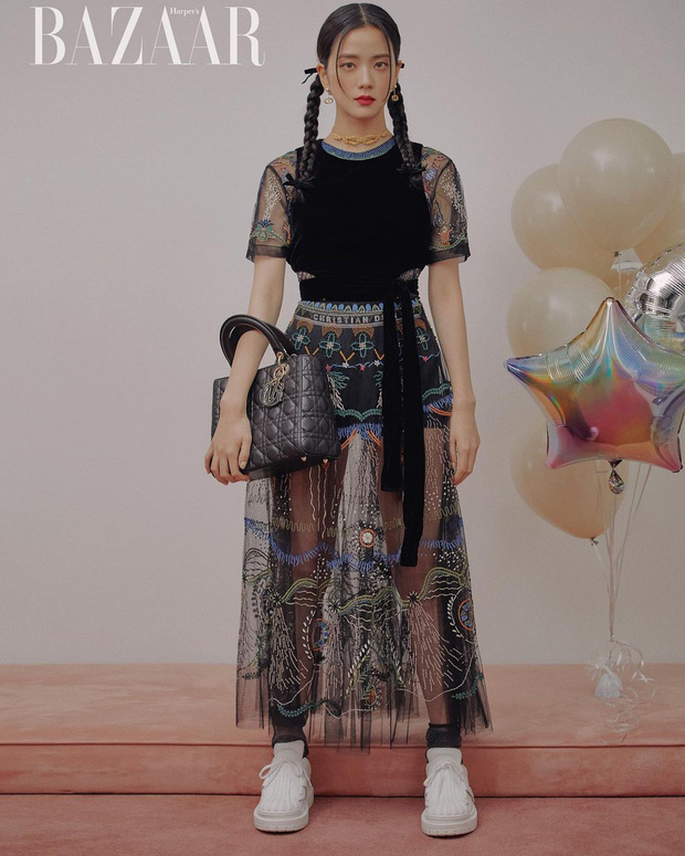 Pha đụng hàng “gắt” của 2 nàng thơ Dior: Jisoo đúng xinh, Angela Baby có vòng eo con kiến gây “áp đảo” - Ảnh 2. Pha đụng hàng “gắt” của 2 nàng thơ Dior: Jisoo đúng xinh, Angela Baby có vòng eo con kiến gây “áp đảo” - Ảnh 2.
