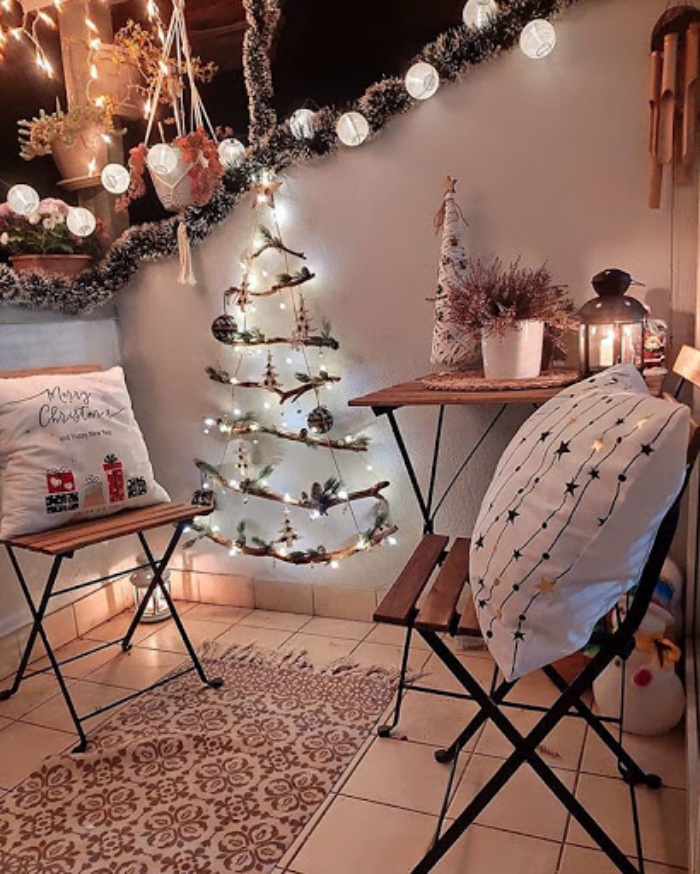 Giáng Sinh sắp đến, có thể trang trí ban công của bạn bằng những đèn lấp lánh và cây thông nhỏ để tạo nên không khí Noel ấm áp. Khám phá hình ảnh đẹp và những ý tưởng trang trí ban công Giáng Sinh để tạo nên một không gian thật ấm cúng.