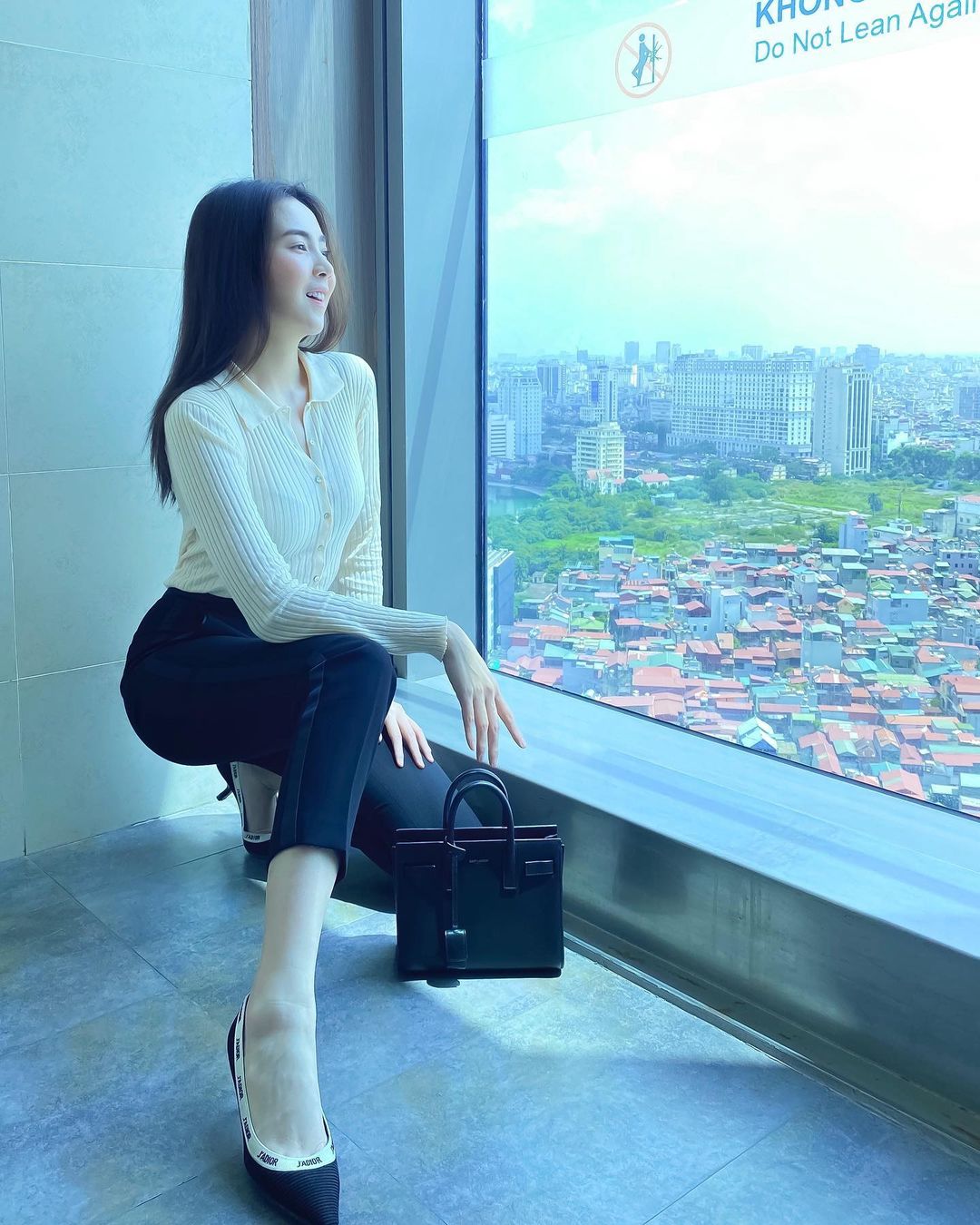 Sao Việt diện áo trắng trong mùa lạnh: Nàng nào cũng trẻ hẳn ra, ghi điểm sành điệu "dễ như chơi" - Ảnh 7. Sao Việt diện áo trắng trong mùa lạnh: Nàng nào cũng trẻ hẳn ra, ghi điểm sành điệu "dễ như chơi" - Ảnh 7.