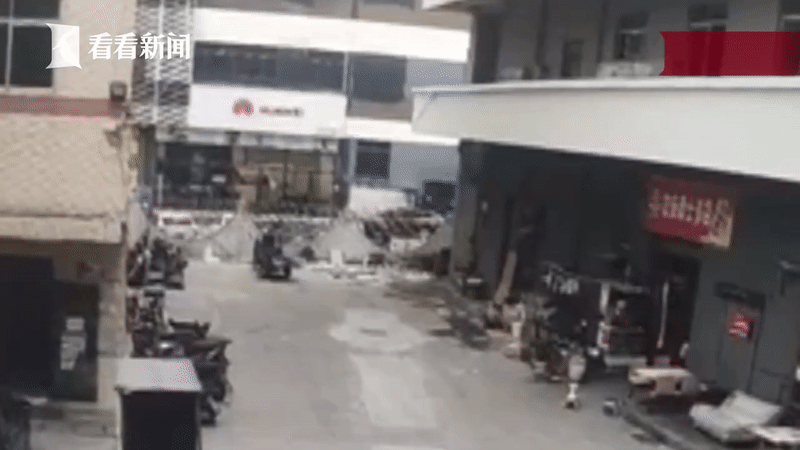 Kinh hoàng cảnh tượng chiếc giường sắt "bay tự do" từ tầng 3 và rơi trúng nữ công nhân vệ sinh khiến nạn nhân bất tỉnh trên vũng máu - Ảnh 1. Kinh hoàng cảnh tượng chiếc giường sắt "bay tự do" từ tầng 3 và rơi trúng nữ công nhân vệ sinh khiến nạn nhân bất tỉnh trên vũng máu - Ảnh 1.