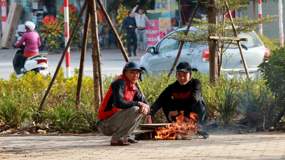 Miền Bắc rét đậm, người dân chật vật &quot;quấn chăn&quot; ra đường  - Ảnh 2.