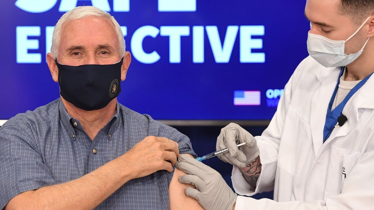 Phó Tổng thống Mỹ Mike Pence tiêm vaccine COVID-19 - Ảnh 1.