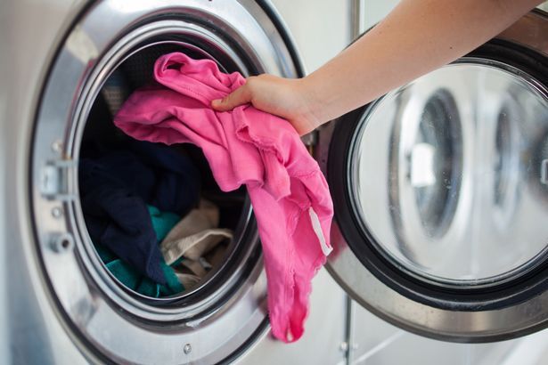 Nghe âm thanh kỳ lạ phát ra từ máy sấy quần áo, bà mẹ tháo ra xem thì choáng váng phát hiện "cả một gia tài", dân mạng vui lây đòi làm theo - Ảnh 1. Nghe âm thanh kỳ lạ phát ra từ máy sấy quần áo, bà mẹ tháo ra xem thì choáng váng phát hiện "cả một gia tài", dân mạng vui lây đòi làm theo - Ảnh 1.