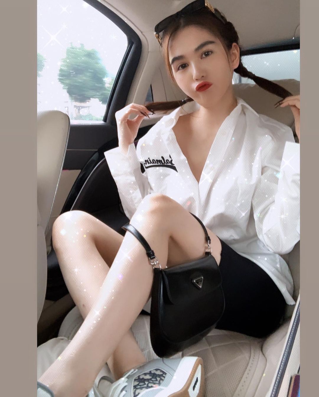 Instagram look của sao Việt tuần qua: Chi Pu “quẩy” skinny jeans ít ai mặc, Quỳnh Kool diện đồ lộ dây áo lót - Ảnh 3.