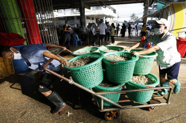 Thái Lan xác nhận ổ dịch mới tại một thị trấn đánh cá ở tỉnh Samut Sakhon - Ảnh 1.