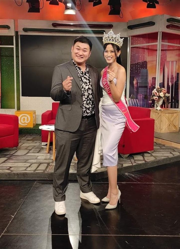 Đăng quang chưa lâu, HH Đỗ Thị Hà đã bị "dí" cho loạt váy áo kém đẹp vừa sến vừa lộ nhược điểm vóc dáng gây thất vọng - Ảnh 1. Đăng quang chưa lâu, HH Đỗ Thị Hà đã bị "dí" cho loạt váy áo kém đẹp vừa sến vừa lộ nhược điểm vóc dáng gây thất vọng - Ảnh 1.