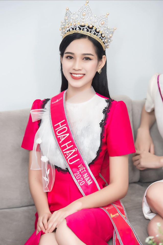 Đăng quang chưa lâu, HH Đỗ Thị Hà đã bị "dí" cho loạt váy áo kém đẹp vừa sến vừa lộ nhược điểm vóc dáng gây thất vọng - Ảnh 5. Đăng quang chưa lâu, HH Đỗ Thị Hà đã bị "dí" cho loạt váy áo kém đẹp vừa sến vừa lộ nhược điểm vóc dáng gây thất vọng - Ảnh 5.