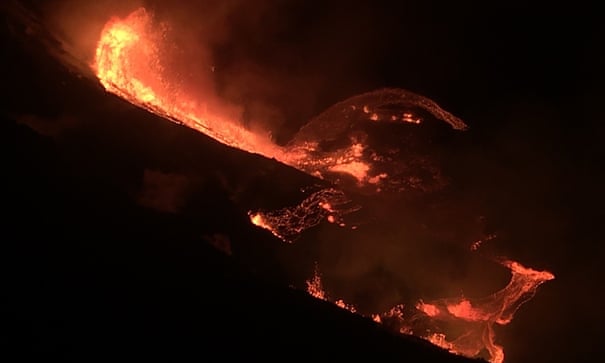 Núi lửa Hawaii lại phun trào, hàng trăm người dân &quot;nín thở&quot; chờ di tản - Ảnh 1.