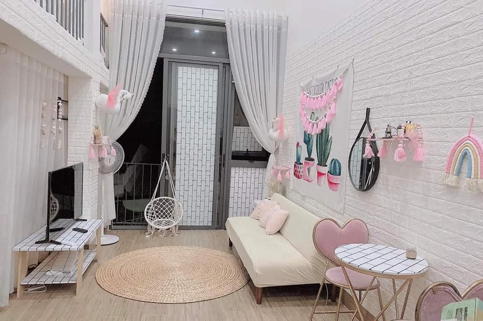 Với sự kết hợp hoàn hảo giữa màu trắng tinh khiết và hồng dịu dàng, tone hồng trắng mang đến cho phòng trọ vẻ đẹp nhẹ nhàng và tinh tế. Hãy cùng xem các hình ảnh liên quan để lựa chọn cho căn phòng của bạn những sản phẩm trang trí độc đáo và thú vị.