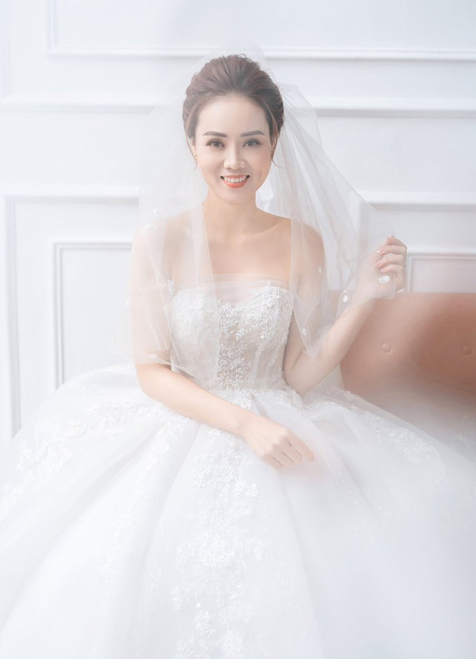 2/3 số váy cưới của vợ Công Lý là thiết kế riêng, hé lộ mẫu váy sẽ mặc trong ngày trọng đại - Ảnh 5. 2/3 số váy cưới của vợ Công Lý là thiết kế riêng, hé lộ mẫu váy sẽ mặc trong ngày trọng đại - Ảnh 5.