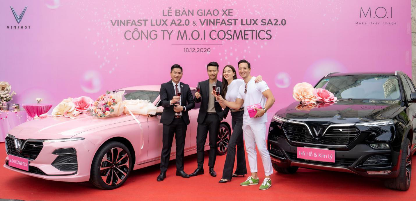 Hồ Ngọc Hà và Kim Lý sánh đôi đi mua một lúc 2 xe ôtô VinFast - Ảnh 1.