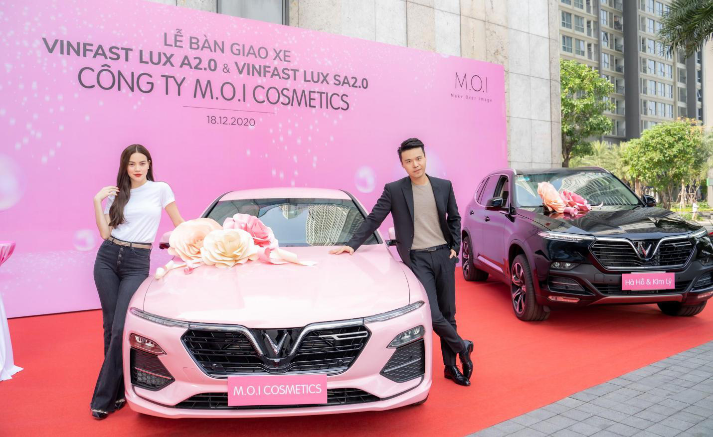 Hồ Ngọc Hà và Kim Lý sánh đôi đi mua một lúc 2 xe ôtô VinFast - Ảnh 2.