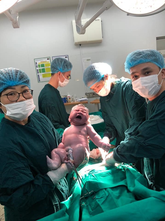 Bé trai gần 6kg chào đời tại BV Bệnh Nhiệt đới Trung ương - Ảnh 1.