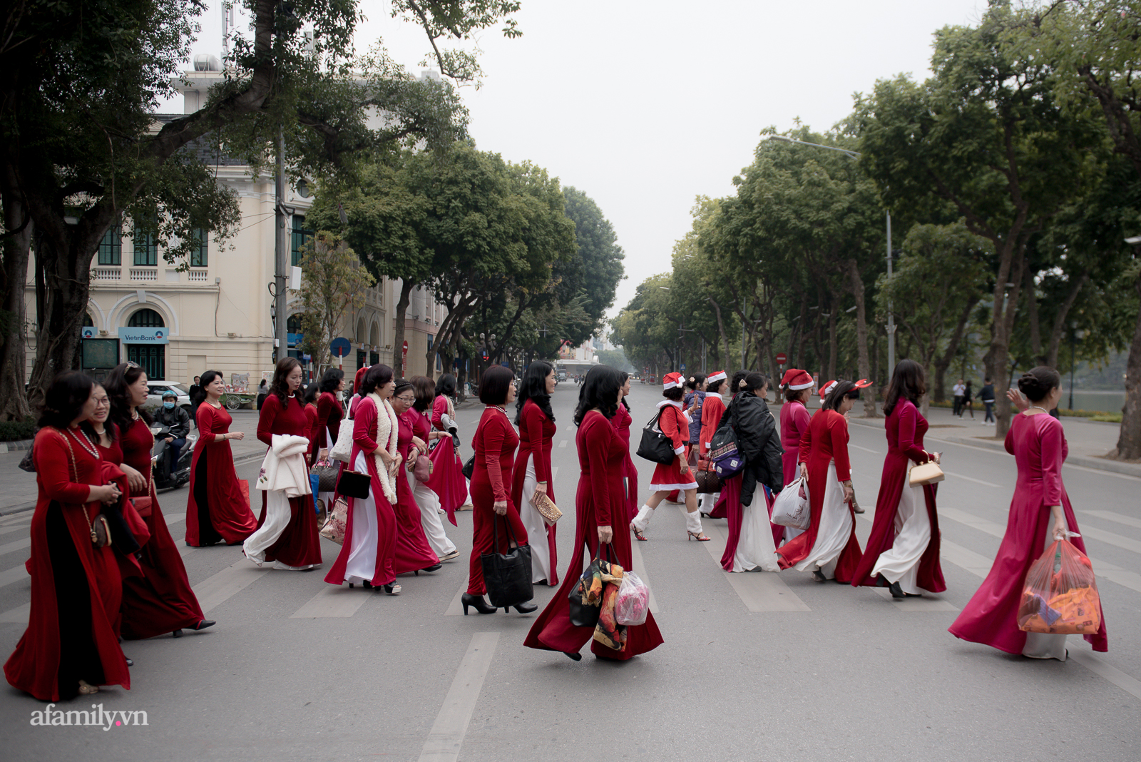 Không chỉ có các thiếu nữ, những “bà cô” trung niên cũng đang “nhuộm đỏ” phố đón Noel - Ảnh 12.