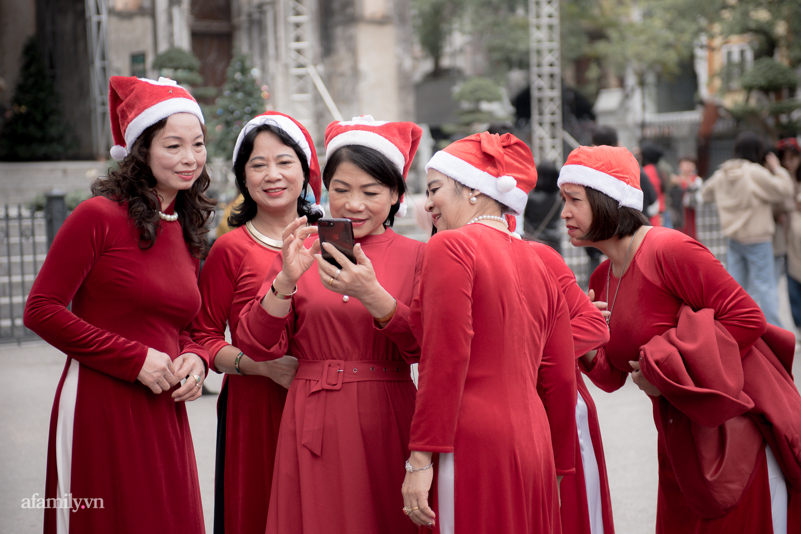 Không chỉ có các thiếu nữ, những “bà cô” trung niên cũng đang “nhuộm đỏ” phố đón Noel - Ảnh 3.