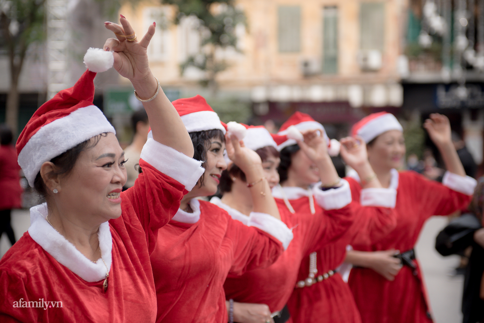 Không chỉ có các thiếu nữ, những “bà cô” trung niên cũng đang “nhuộm đỏ” phố đón Noel - Ảnh 4.