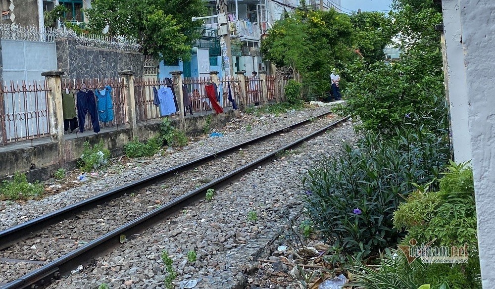 Mải phơi quần áo gần đường ray, người phụ nữ bị tàu hỏa tông thương tâm - Ảnh 1.