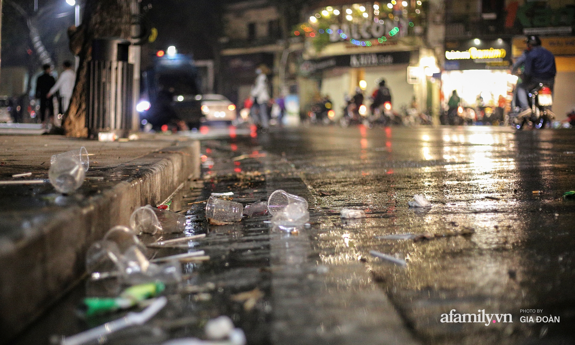 Sau đêm Giáng sinh, đường phố Hà Nội lại ngập rác - Ảnh 12.