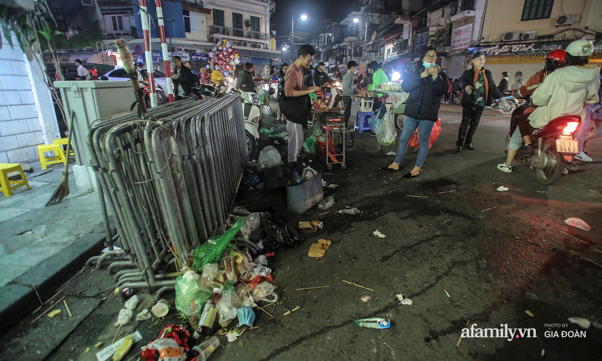 Sau đêm Giáng sinh, đường phố Hà Nội lại ngập rác - Ảnh 2.