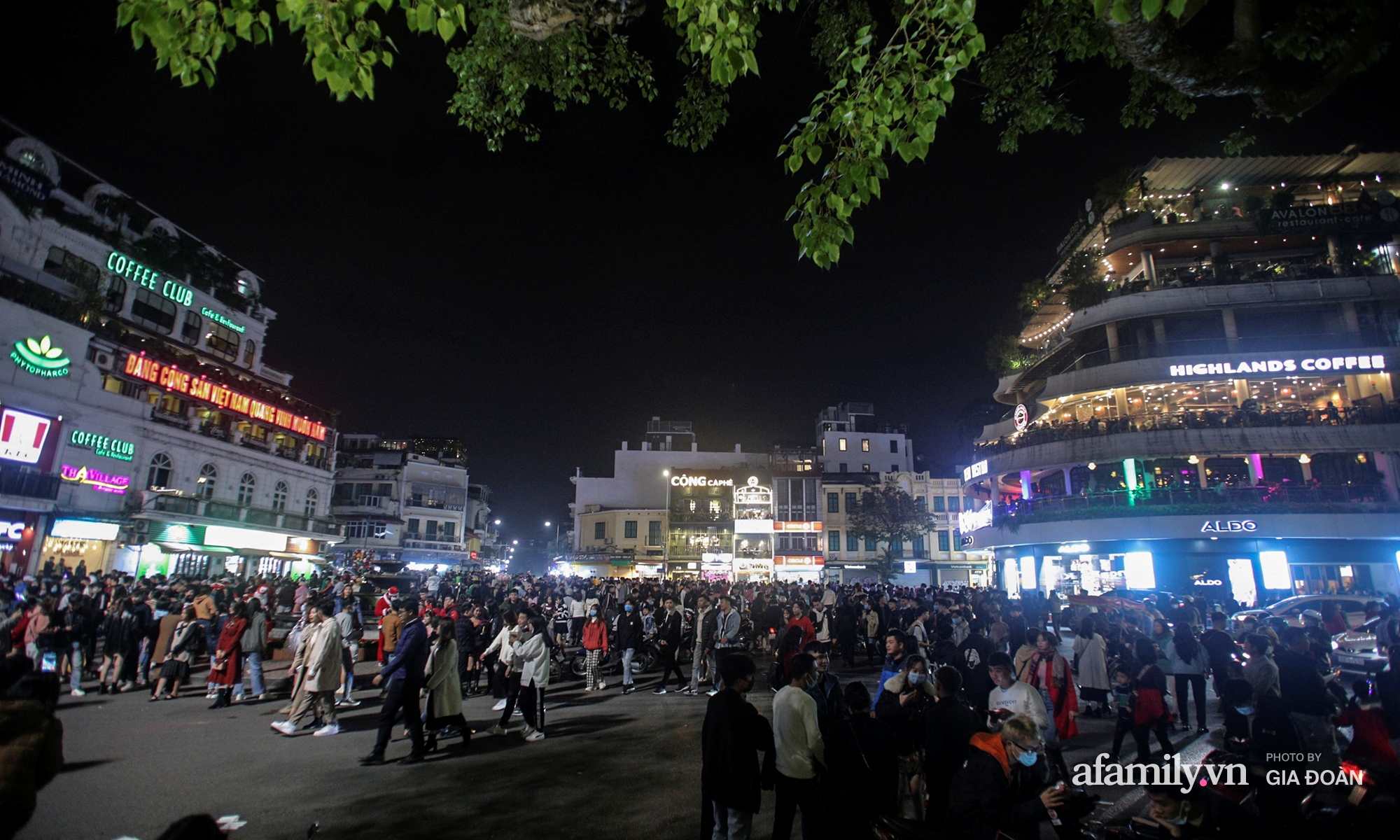 Sau đêm Giáng sinh, đường phố Hà Nội lại ngập rác - Ảnh 1.