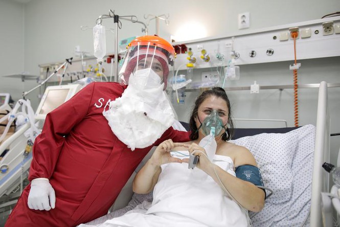 Bệnh nhân COVID-19 đón Giáng sinh buồn trong bệnh viện - Ảnh 11.