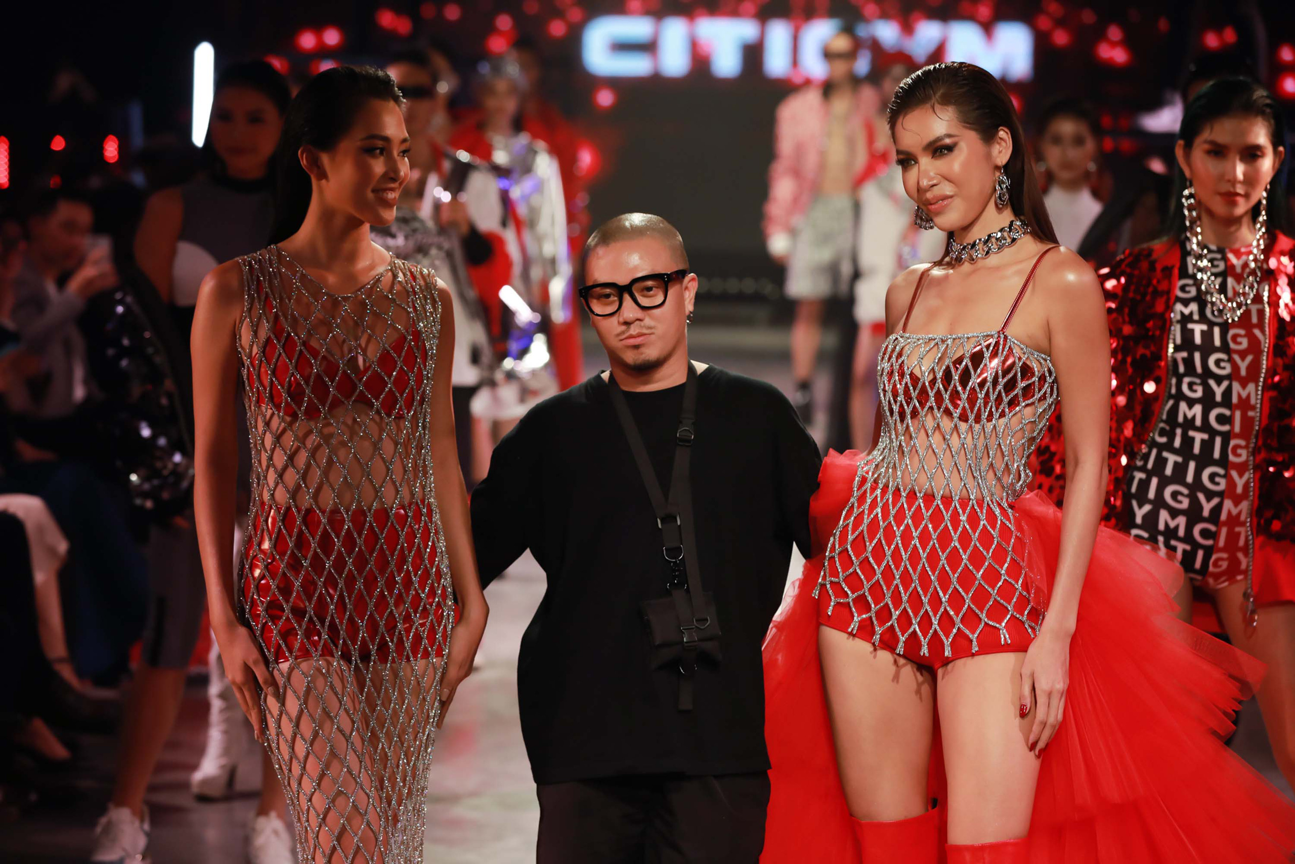 HH Tiểu Vy sexy tột cùng, Hà Anh - Võ Hoàng Yến "cặp chị đại siêu mẫu" hóa bông hồng nhung quyền lực, gai góc ngay trên sàn catwalk mở màn Fashion Festival 2020 - Ảnh 1. HH Tiểu Vy sexy tột cùng, Hà Anh - Võ Hoàng Yến "cặp chị đại siêu mẫu" hóa bông hồng nhung quyền lực, gai góc ngay trên sàn catwalk mở màn Fashion Festival 2020 - Ảnh 1.