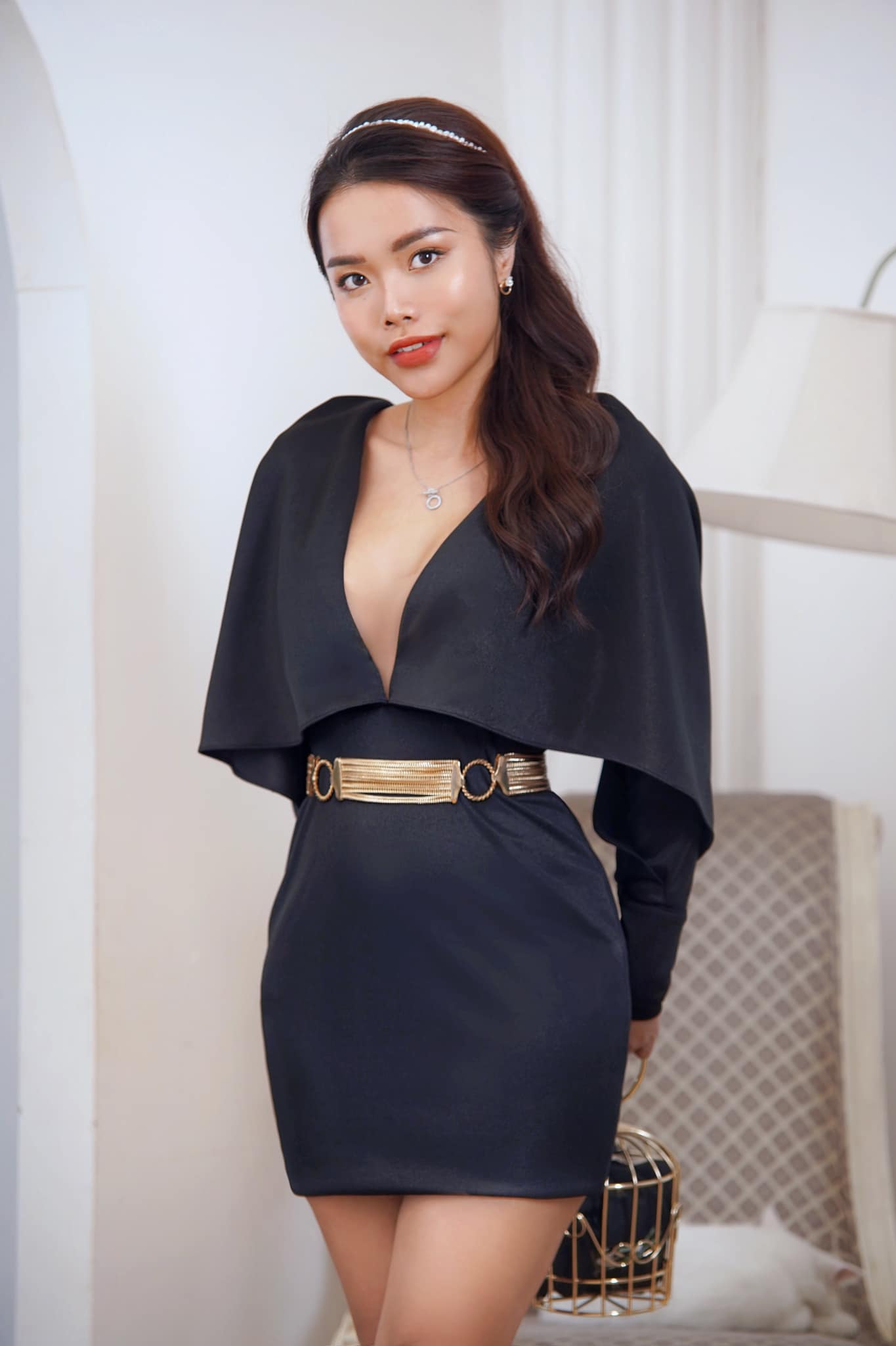 10 thiết kế đầm đen vừa khéo tôn dáng lại cực sang chảnh phù hợp mùa lễ hội cuối năm - Ảnh 5. 10 thiết kế đầm đen vừa khéo tôn dáng lại cực sang chảnh phù hợp mùa lễ hội cuối năm - Ảnh 5.