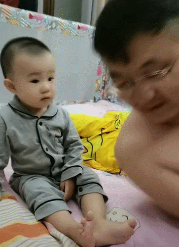 Bố và mẹ lần lượt ngả đầu vào lòng con, phản ứng một trời một vực của lũ trẻ khiến ông bố chỉ còn nước "tan nát ruột gan" - Ảnh 4. Bố và mẹ lần lượt ngả đầu vào lòng con, phản ứng một trời một vực của lũ trẻ khiến ông bố chỉ còn nước "tan nát ruột gan" - Ảnh 4.