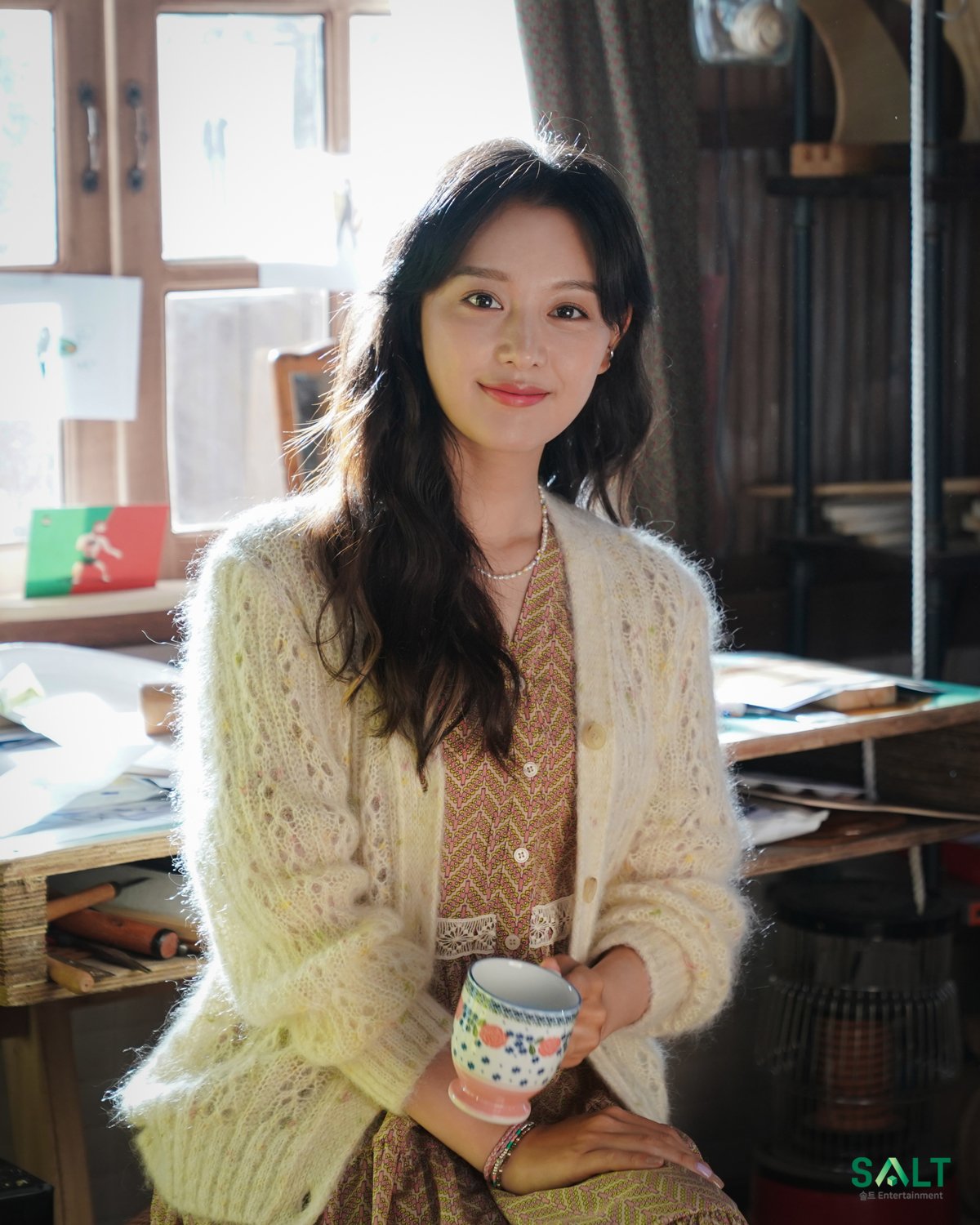 Style của Kim Ji Won trong phim mới: Đơn giản mà siêu xinh tươi lãng mạn, nhìn là muốn học theo bằng hết - Ảnh 4. Style của Kim Ji Won trong phim mới: Đơn giản mà siêu xinh tươi lãng mạn, nhìn là muốn học theo bằng hết - Ảnh 4.