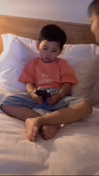 Bố và mẹ lần lượt ngả đầu vào lòng con, phản ứng một trời một vực của lũ trẻ khiến ông bố chỉ còn nước "tan nát ruột gan" - Ảnh 3. Bố và mẹ lần lượt ngả đầu vào lòng con, phản ứng một trời một vực của lũ trẻ khiến ông bố chỉ còn nước "tan nát ruột gan" - Ảnh 3.