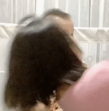 Bố và mẹ lần lượt ngả đầu vào lòng con, phản ứng một trời một vực của lũ trẻ khiến ông bố chỉ còn nước "tan nát ruột gan" - Ảnh 2. Bố và mẹ lần lượt ngả đầu vào lòng con, phản ứng một trời một vực của lũ trẻ khiến ông bố chỉ còn nước "tan nát ruột gan" - Ảnh 2.