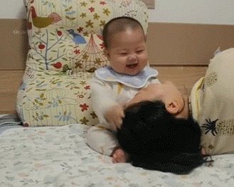 Bố và mẹ lần lượt ngả đầu vào lòng con, phản ứng một trời một vực của lũ trẻ khiến ông bố chỉ còn nước "tan nát ruột gan" - Ảnh 1. Bố và mẹ lần lượt ngả đầu vào lòng con, phản ứng một trời một vực của lũ trẻ khiến ông bố chỉ còn nước "tan nát ruột gan" - Ảnh 1.