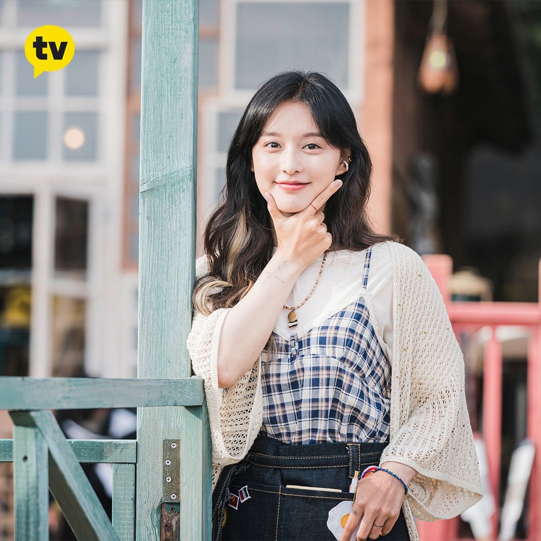 Style của Kim Ji Won trong phim mới: Đơn giản mà siêu xinh tươi lãng mạn, nhìn là muốn học theo bằng hết - Ảnh 7. Style của Kim Ji Won trong phim mới: Đơn giản mà siêu xinh tươi lãng mạn, nhìn là muốn học theo bằng hết - Ảnh 7.