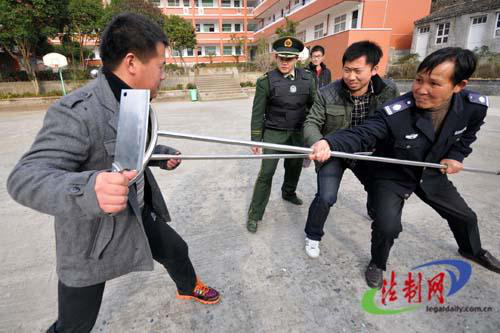 Trung Quốc: Cầm dao đâm chết 7 người bên ngoài phòng xông hơi - Ảnh 1.