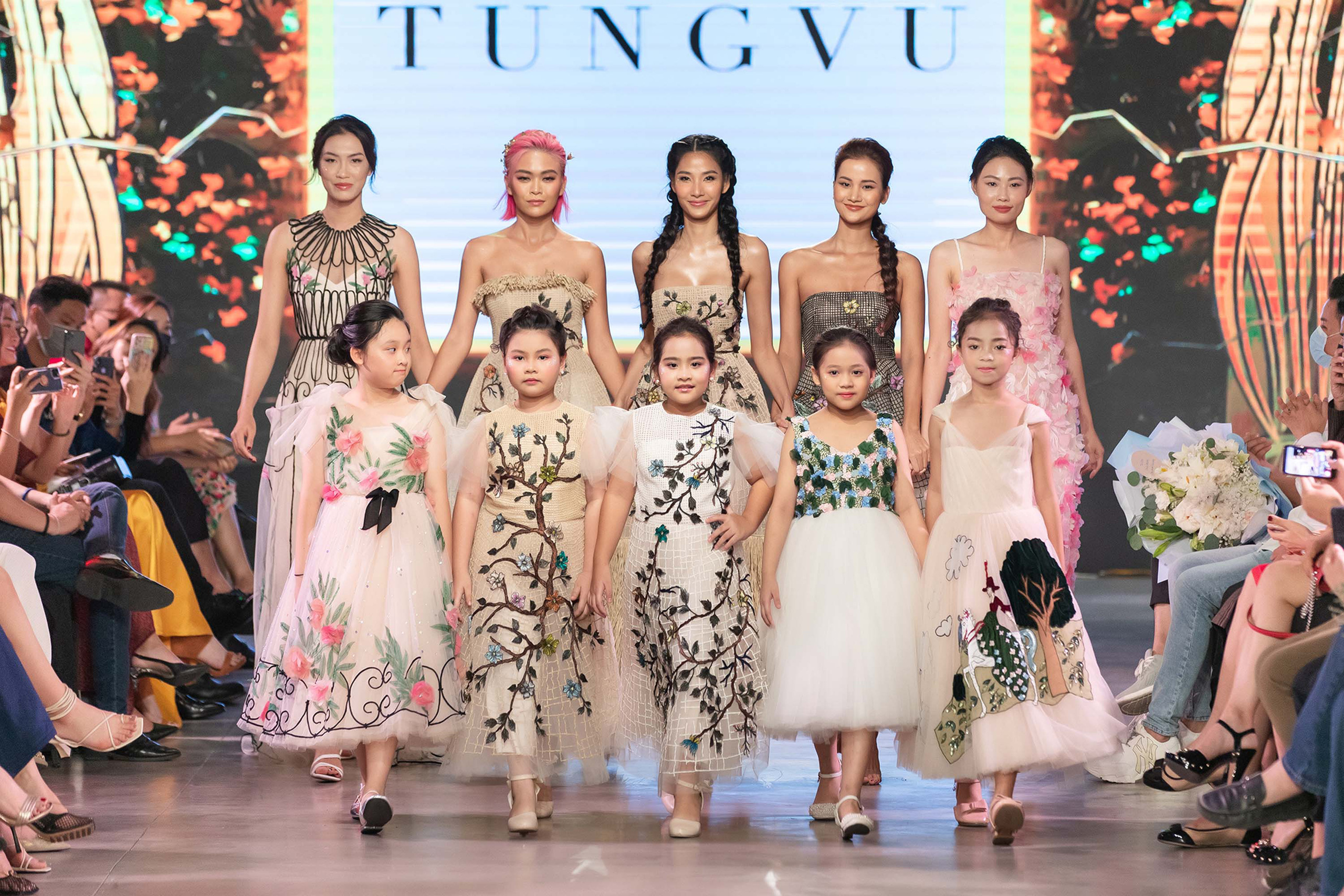 Mẫu nhí Bảo Hà trình diễn với trăn khổng lồ, Á hậu Thúy Vân vừa sinh xong đã diện ngay crop top táo bạo thách thức sàn catwalk của Fashion Festival - Ảnh 9. Mẫu nhí Bảo Hà trình diễn với trăn khổng lồ, Á hậu Thúy Vân vừa sinh xong đã diện ngay crop top táo bạo thách thức sàn catwalk của Fashion Festival - Ảnh 9.
