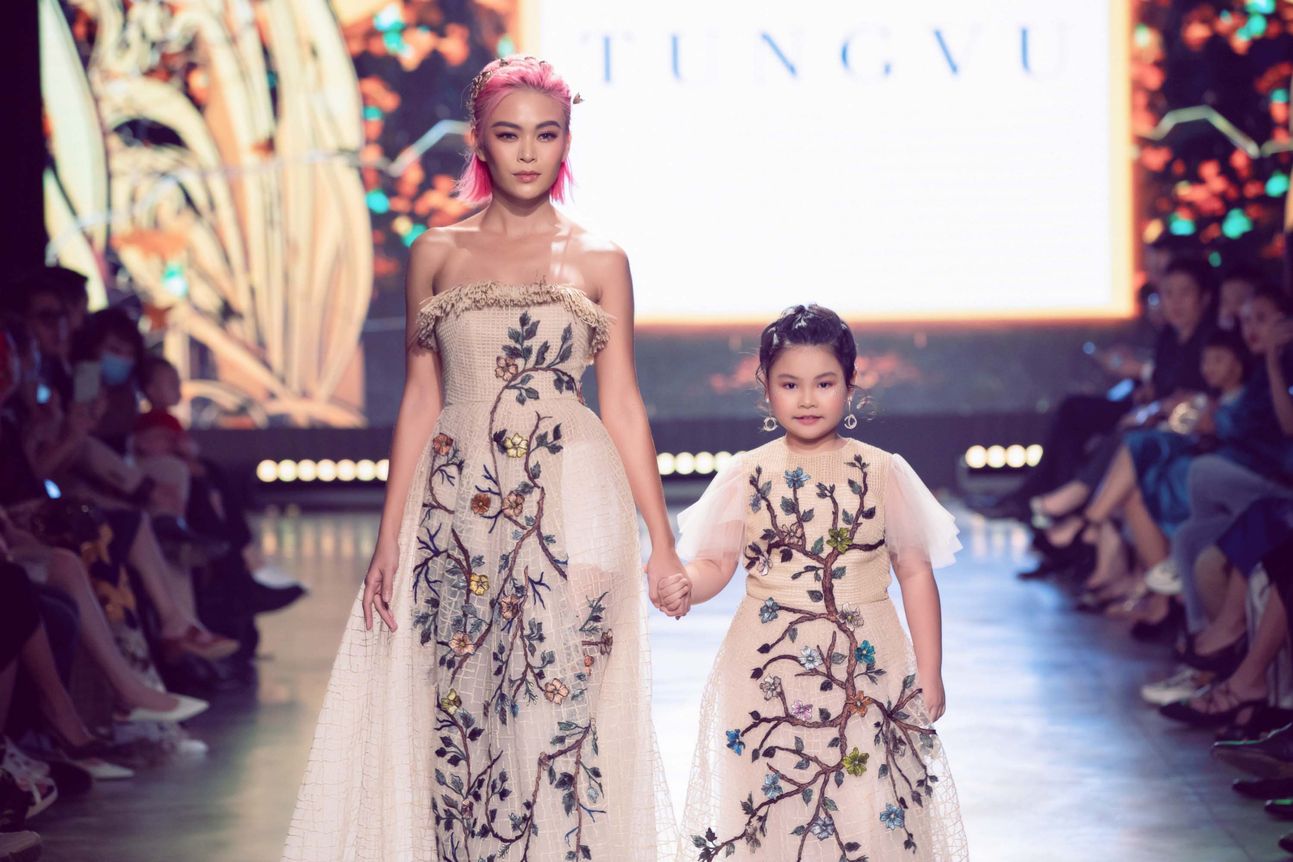 Mẫu nhí Bảo Hà trình diễn với trăn khổng lồ, Á hậu Thúy Vân vừa sinh xong đã diện ngay crop top táo bạo thách thức sàn catwalk của Fashion Festival - Ảnh 6. Mẫu nhí Bảo Hà trình diễn với trăn khổng lồ, Á hậu Thúy Vân vừa sinh xong đã diện ngay crop top táo bạo thách thức sàn catwalk của Fashion Festival - Ảnh 6.