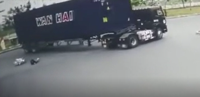 Clip: Thót tim với khoảng khắc người phụ nữ may mắn thoát chết khi bị chiếc container quay đầu ẩu "nuốt gọn" vào gầm - Ảnh 2. Clip: Thót tim với khoảng khắc người phụ nữ may mắn thoát chết khi bị chiếc container quay đầu ẩu "nuốt gọn" vào gầm - Ảnh 2.