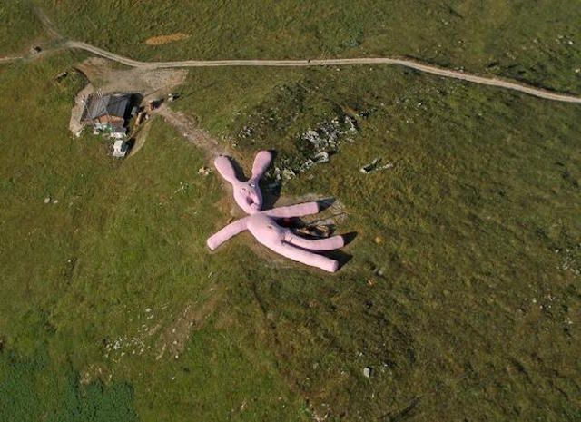 Google Earth chụp được hình ảnh con thỏ bông khổng lồ nằm chình ình giữa núi tạo cảnh tượng ma mị rùng rợn, sự thật phía sau  - Ảnh 2.