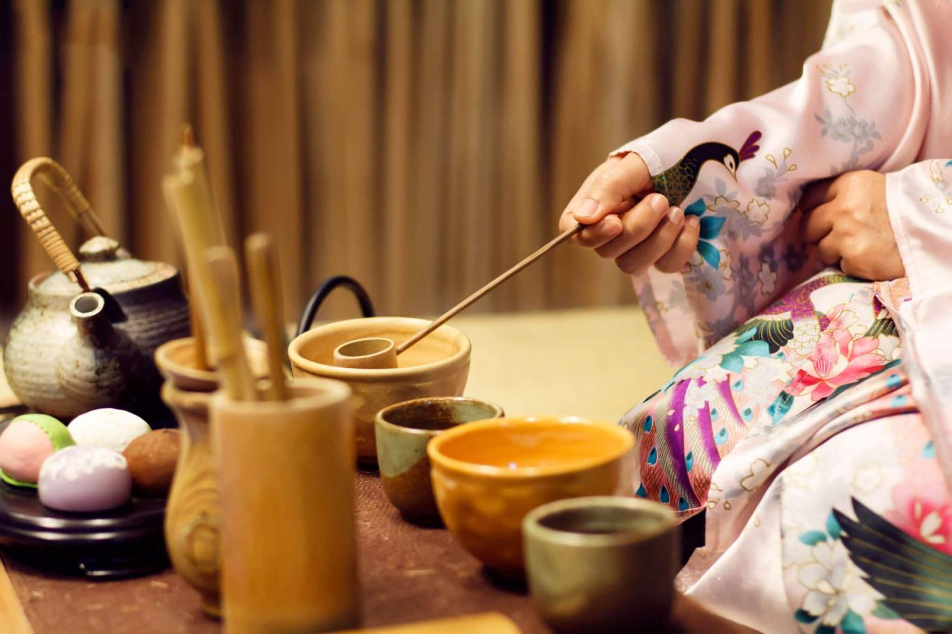 D&ugrave;ng nước hoa tinh tế như người Nhật - Ảnh 1.