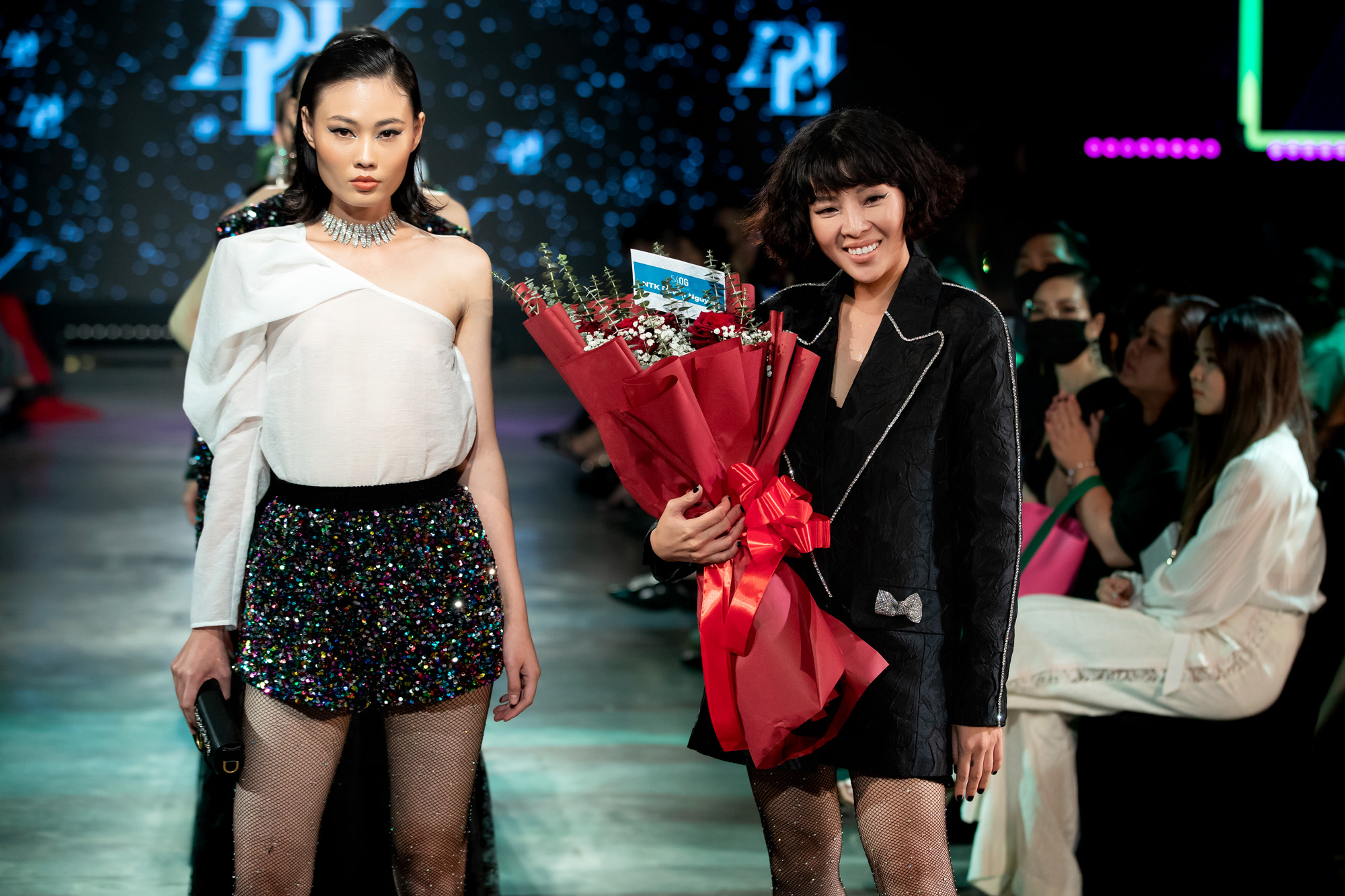 Nàng "Á hậu rapper" khoe ngực khủng sexy tột cùng cùng Á hậu Lệ Hằng "nửa kín nửa hở" thiêu đốt sàn runway Fashion Festival ngày 3 - Ảnh 6. Nàng "Á hậu rapper" khoe ngực khủng sexy tột cùng cùng Á hậu Lệ Hằng "nửa kín nửa hở" thiêu đốt sàn runway Fashion Festival ngày 3 - Ảnh 6.