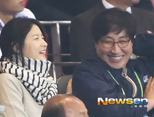 Lần xuất hiện hiếm hoi bên cạnh vợ, ngoại hình sắp bước sang tuổi 70 của chồng Lee Young Ae gây xôn xao - Ảnh 2.