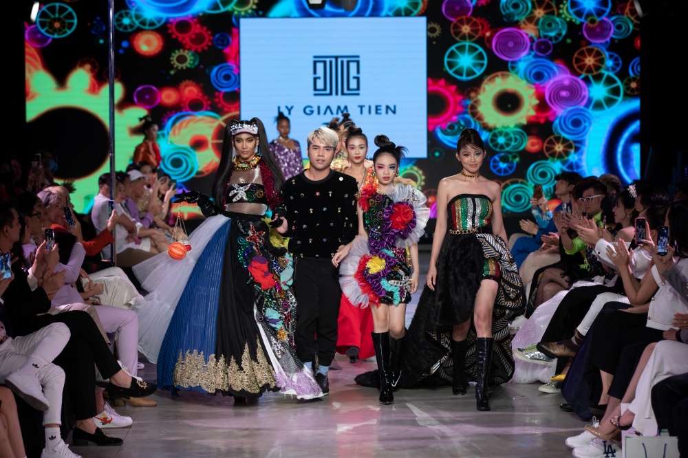 Phương Mai hóa thân thành vũ công múa cột, Võ Hoàng Yến nhảy múa tung tăng trên sàn rumway ngày cuối Fashion Festival - Ảnh 15. Phương Mai hóa thân thành vũ công múa cột, Võ Hoàng Yến nhảy múa tung tăng trên sàn rumway ngày cuối Fashion Festival - Ảnh 15.