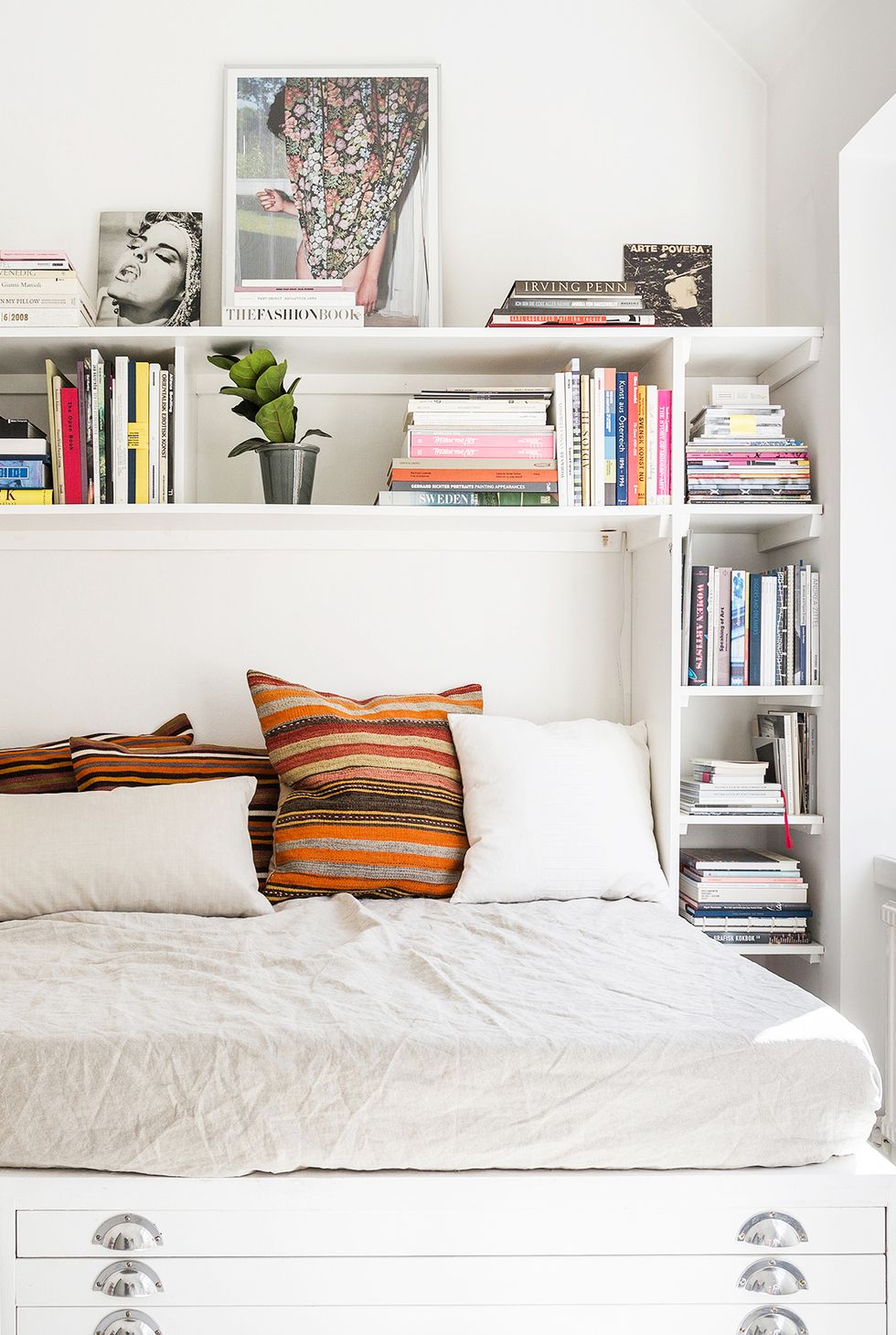 Great easy-to-implement tips for expanding a small bedroom - Photo 2.