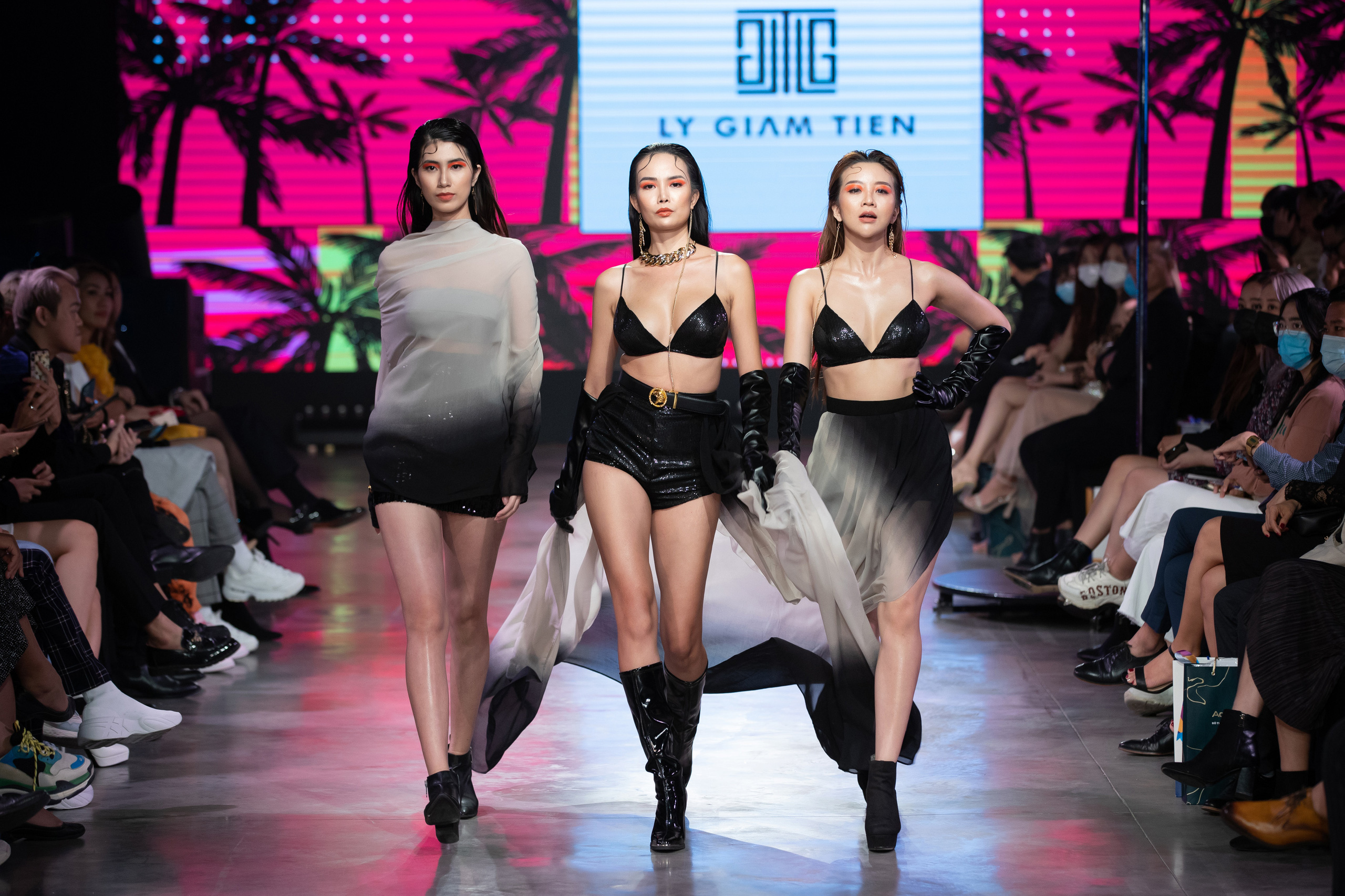 Phương Mai hóa thân thành vũ công múa cột, Võ Hoàng Yến nhảy múa tung tăng trên sàn rumway ngày cuối Fashion Festival - Ảnh 13. Phương Mai hóa thân thành vũ công múa cột, Võ Hoàng Yến nhảy múa tung tăng trên sàn rumway ngày cuối Fashion Festival - Ảnh 13.